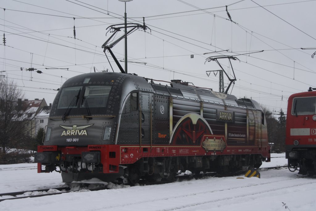 183 001 am 11.12.2010 im Bahnhof von Regensburg