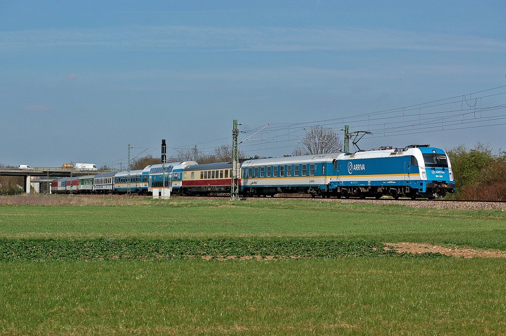 183 002 hat das Ziel gleich erreicht.
Dieser Zug mit der bunten Wagenreihung konnte in M�nchen Feldmoching festgehalten werden.
Aufgenommen am 08.04.2011.