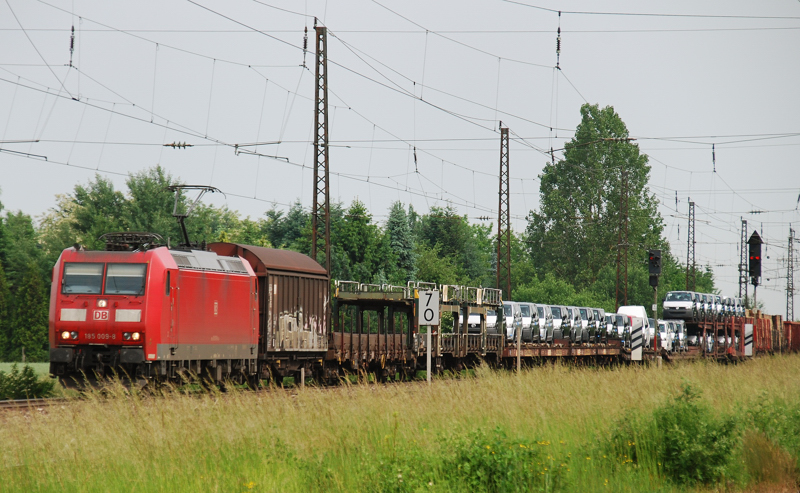 185 009-8, aufgenommen am 10.06.10, bei der Durchfahrt durch Gersthofen.