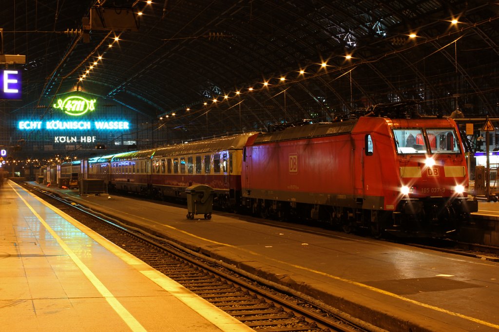 185 037-9 am IC2417 .........., K�ln Hbf am 04.03.2012