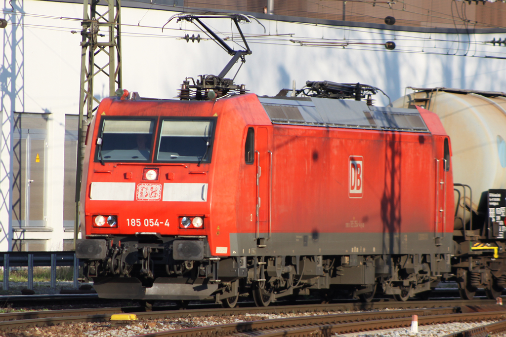 185 054-4 bei der Durchfahrt in Passau Hbf am 06.04.10