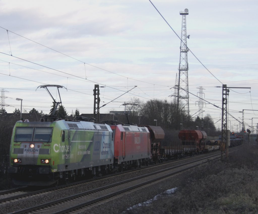 185 152 + 185 xxx mit einem G�terzug von Seddin nach Seelze am 08.1.2010 in Ahlten