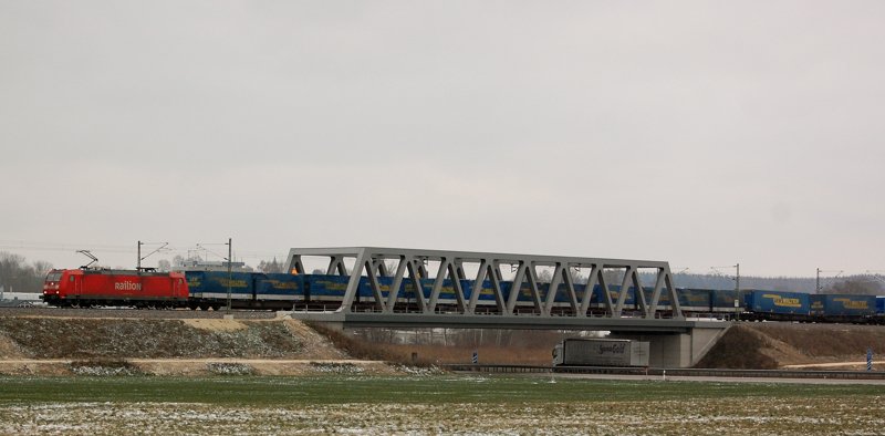 185 171-6 �berquert mit ihrem LKW Walter-Ganzzug die A8 bei Jettingen-Scheppach. Aufgenommen am 15.12.09, Strecke Augsburg-Ulm.