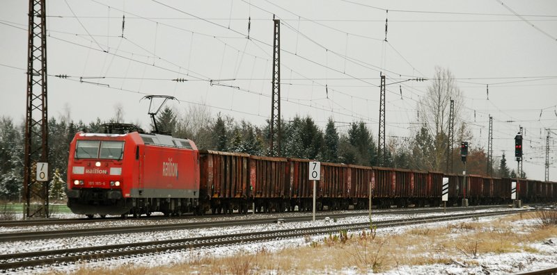 185 185-6, aufgenommen am 14.12.09, bei der Durchfahrt durch Gersthofen, Strecke Donauw�rth-Augsburg.