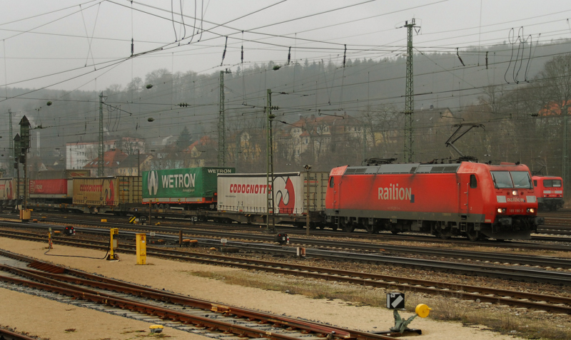 185 196-3, aufgenommen am 19.02.11, bei der Durchfahrt durch Treuchtlingen.