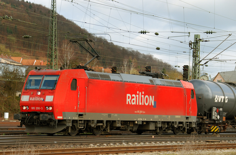 185 200-3, aufgenommen am 31.03.11, bei der Durchfahrt durch Treuchtlingen.