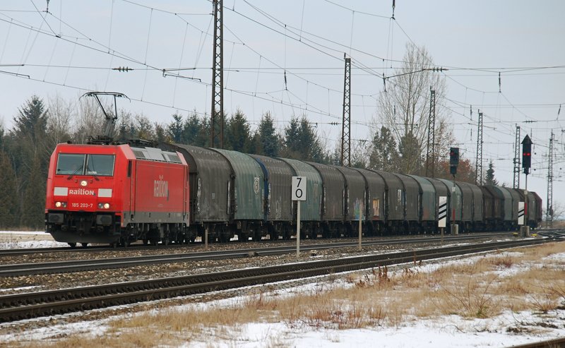 185 203-7, aufgenommen am 20.02.10, bei der Durchfahrt durch Gersthofen, Strecke Donauw�rth-Augsburg.
