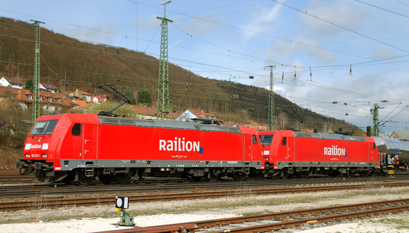 185 220-1 + 185 234-2, aufgenommen bei der Durchfahrt durch Treuchtlingen, am 31.03.11.