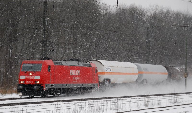 185 312-6, aufgenommen am 28.01.10, bei der Durchfahrt durch Neuoffingen, Strecke Ulm-Augsburg.