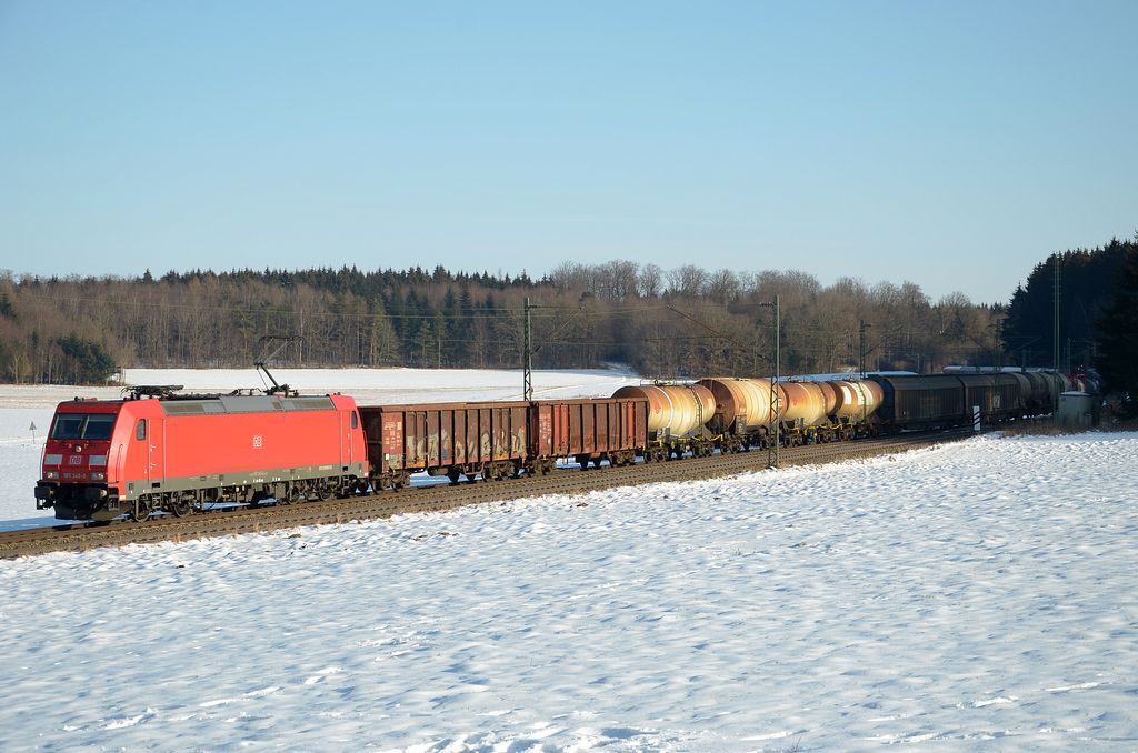185 349 mit gemischten G�terwagen durch Vorderdenkental in Richtung Stuttgart/Kornwestheim. (03.02.2012)