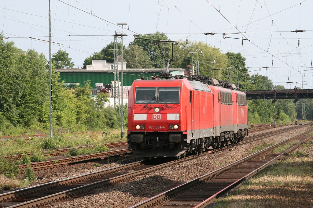 185 351 mit 140 837 und 140 834 in Bonn Beuel am 04.06.2011.