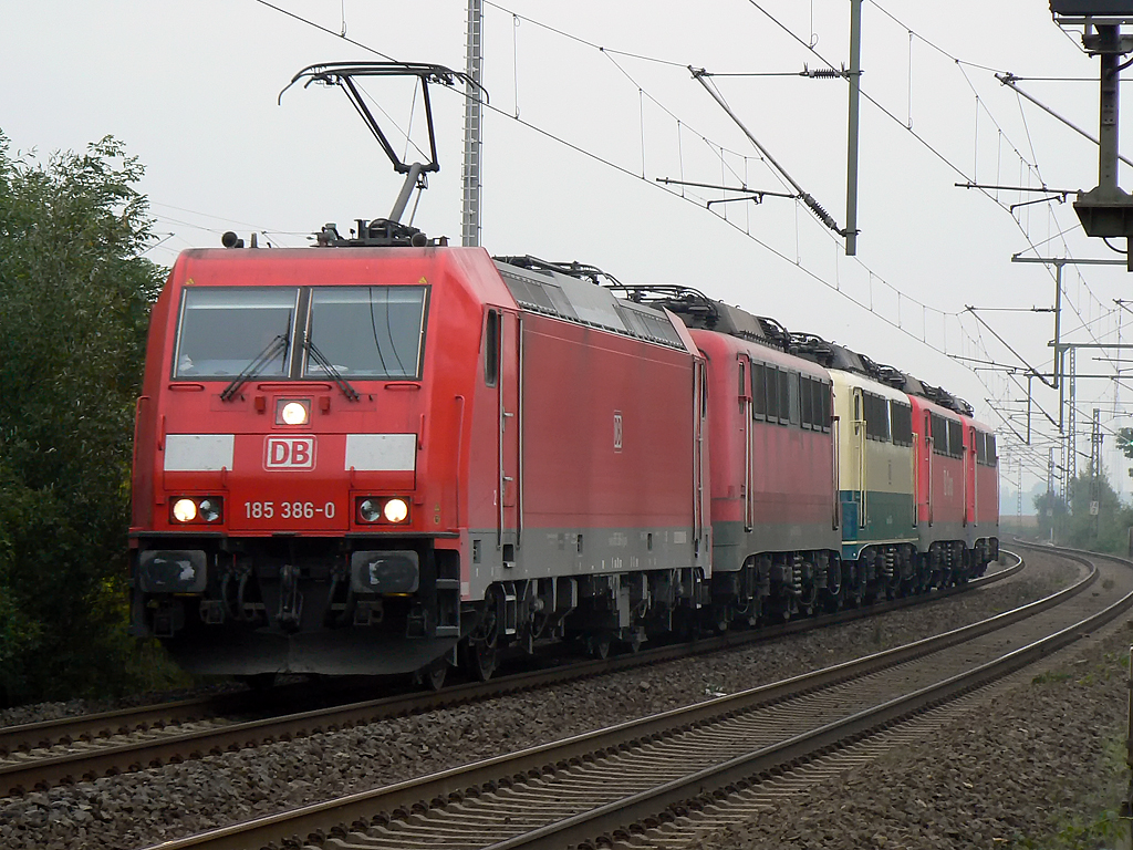 185 386-0 mit 4 BR140 im Schlepp in Porz-Wahn am 14.10.2010