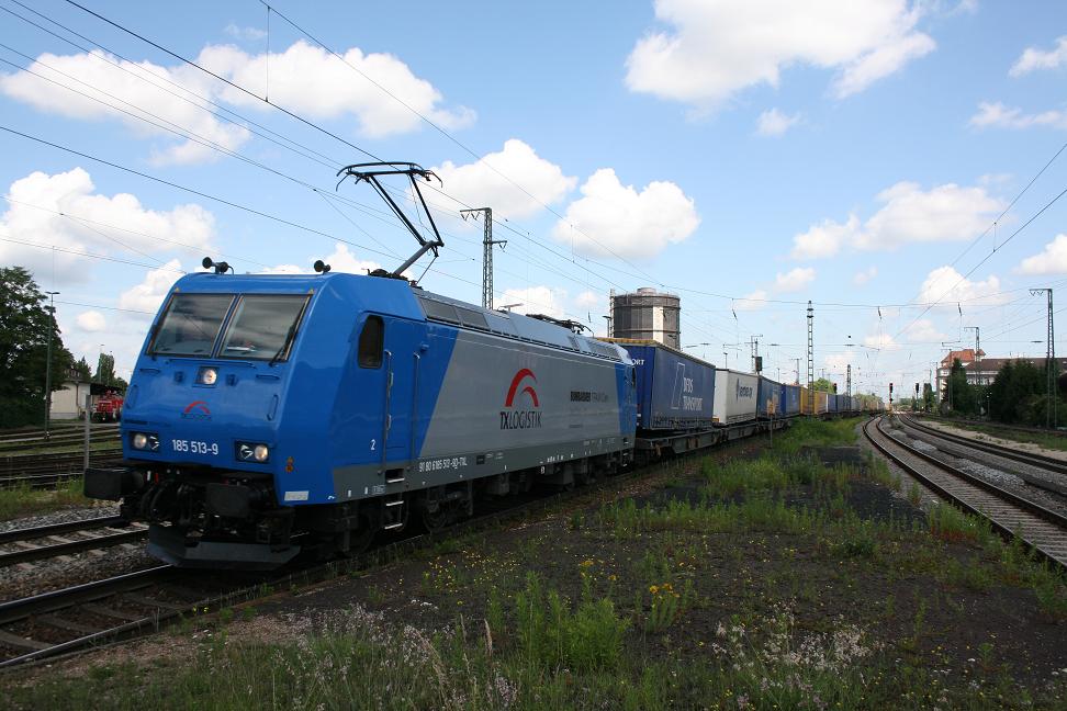 185 513 mit KLV ebenfalls Umleiterzug in Richtung M�nchen in Augsburg-Oberhausen(12.06.2011)