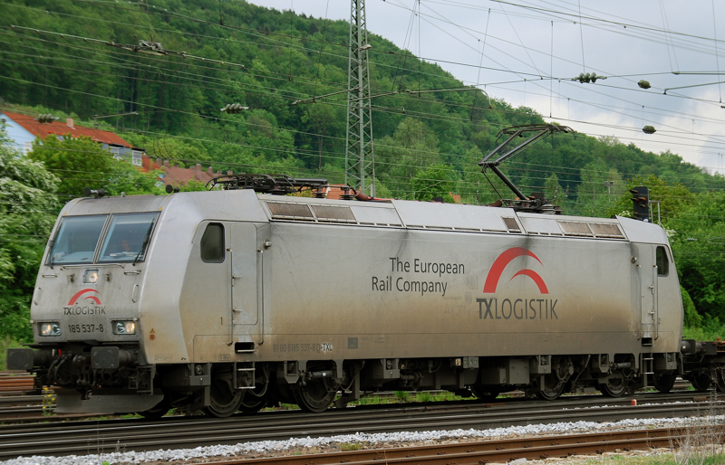 185 537-8, aufgenommen bei der Durchfahrt durch Treuchtlingen, am 03.05.11.
