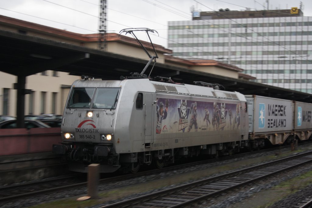 185 540 mit einem Containerzug in W�rzburg HBF am 12.12.2010