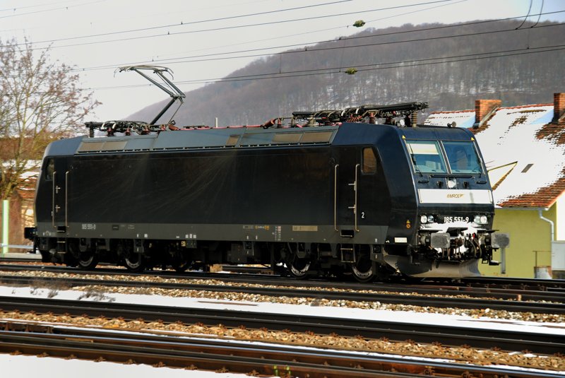 185 551-9, der MRCE, aufgenommen am 08.03.10, bei der Durchfahrt durch Treuchtlingen.