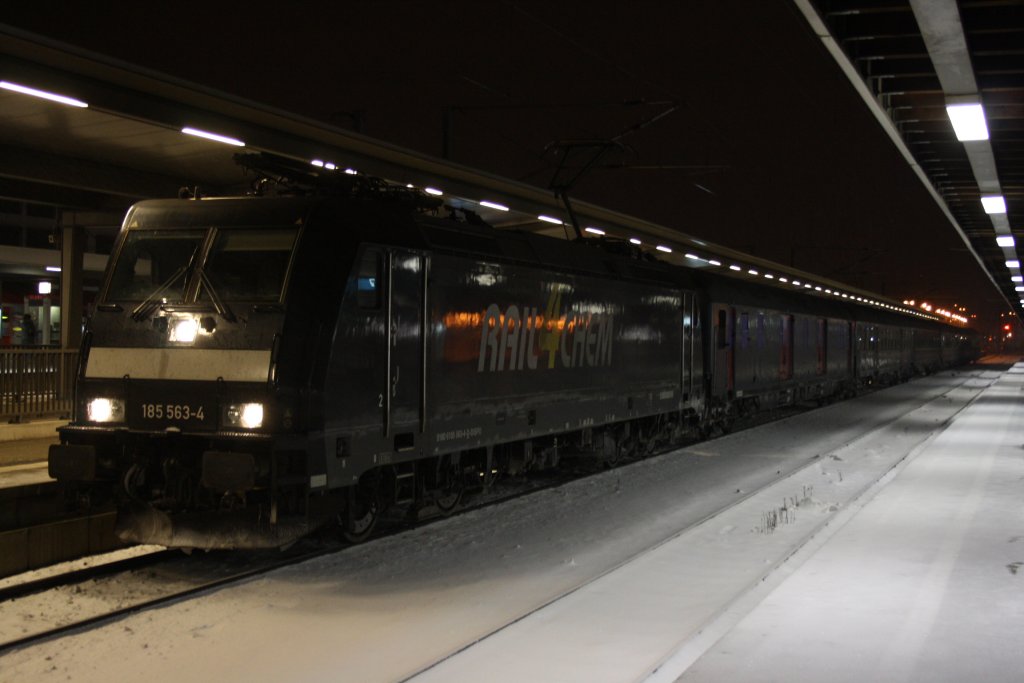 185 563 mit einem Sonderzug von Rosenheim nach Rottweil in M�nchen Ost am 11.12.2010 um 00:04
