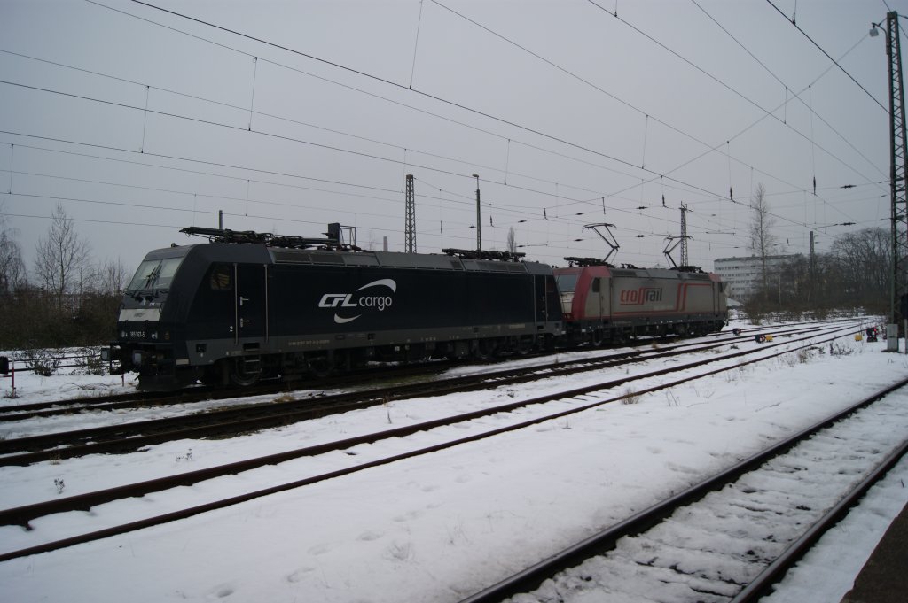 185 567-5 von CFL Cargo und 185 599-8 von Crossrail standen am 03.01.2011 in Krefeld-Hbf abgestellt.