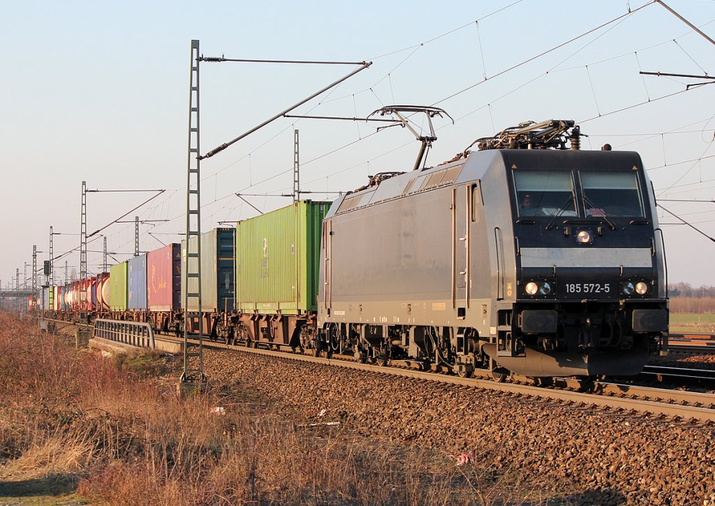 185 572-5 mit Containerzug hinter K�ln Porz am 03.03.2011