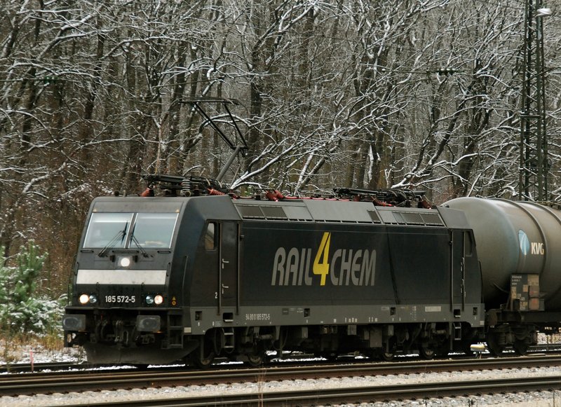 185 572-5, der R4C, aufgenommen am 12.12.09, bei einem �berholstopp im Bahnhof Neuoffingen, Strecke Ulm-Augsburg.