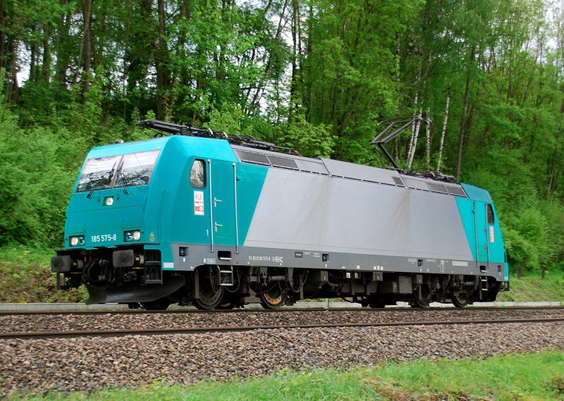 185 575-8, HGK, aufgenommen bei einer Solofahrt bei Neuoffingen, am 09.05.13.