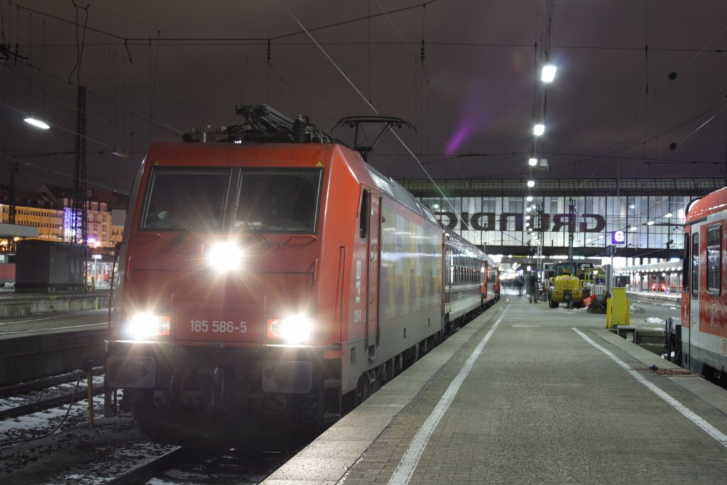 185 586 mit einem Sonderzug von M�nchen nach Hamburg Altona am 11.12.2010 in M�nchen HBF