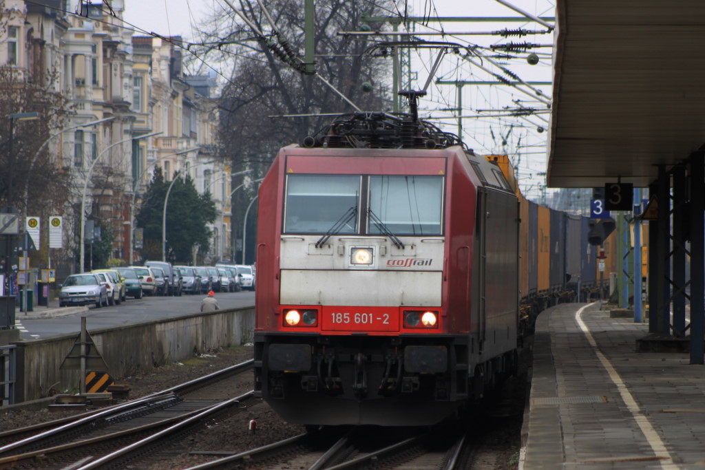 185 601 der Crossrail jagt mit 60 Km/H am 28.02.2011 durch den Bonner Hbf