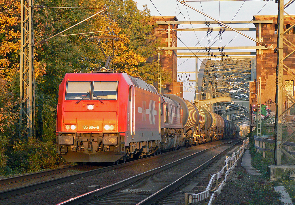 185 604-6 der HGK mit DE669 und Gz im Schlepp von der K�lner S�dbr�cke kommend im letzten Licht des Tages am 28.10.2010