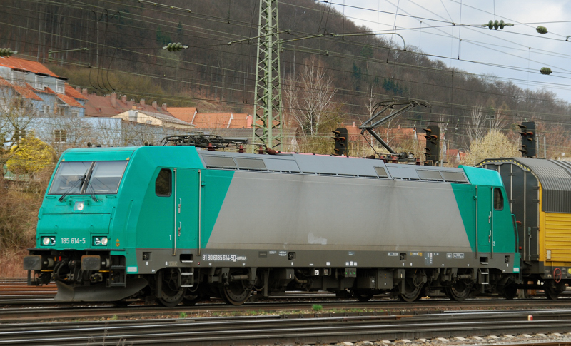 185 614-5, aufgenommen am 31.03.11, bei der Durchfahrt durch Treuchtlingen.