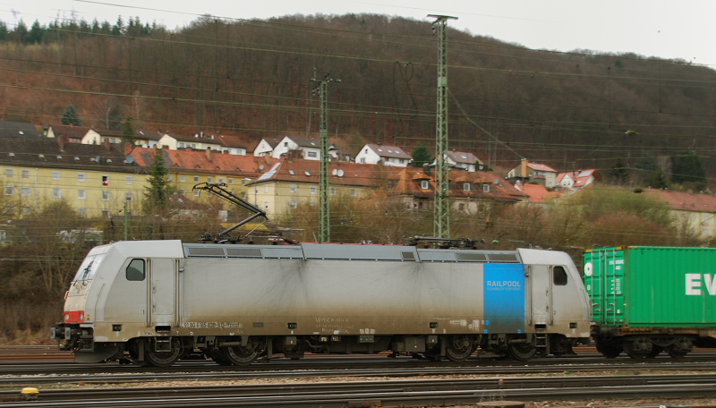 185 638-4, aufgenommen am 31.03.11, bei der Durchfahrt durch Treuchtlingen.