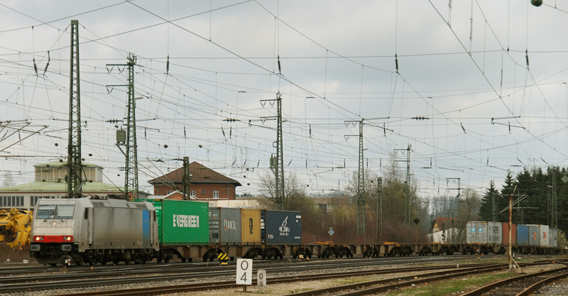 185 638-4, aufgenommen bei der Durchfahrt mit einem Containerzug durch den Bahnhof Treuchtlingen, am 31.03.11.