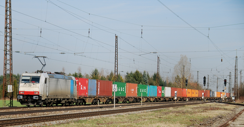 185 638-4, Railpool, aufgenommen vor einem Containerzug, am 24.03.11, bei der Durchfahrt durch Gersthofen.