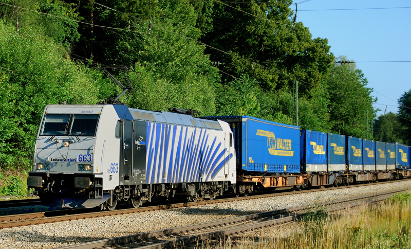 185 663-2, aufgenommen am 28.06.11, bei der Durchfahrt durch A�ling.