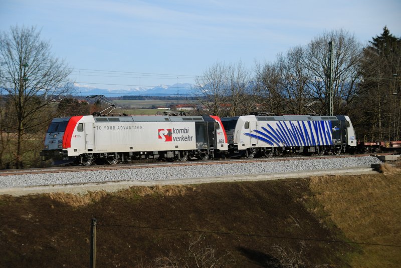 185 664-0, Kombi Verkehr, + 185 663-2, ein blaues Zebra! Aufgenommen am 27.02.10, kurz vor A�ling, Strecke Rosenheim-M�nchen.