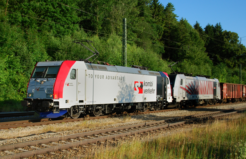 185 665-7 + 186 283-8, aufgenommen am 28.06.11, bei der Durchfahrt durch A�ling.