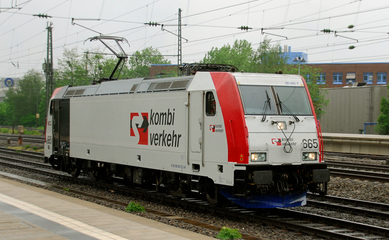 185 665-7, aufgenommen am 12.05.12, bei einer Solodurchfahrt �ber den Heimeranplatz.
