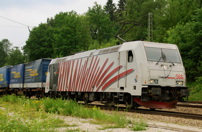 185 666-5, das rote Zebra, aufgenommen am 11.06.11, bei der Durchfahrt durch A�ling.