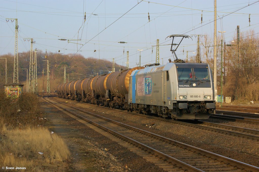 185 680-6 (Railpool/RTB)  Lecker Technik  in K�ln-West am 2.3.2013. 
