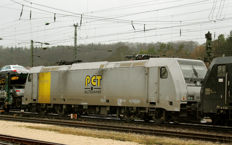 185 681-4, aufgenommen als Zweitlik einer Doppeltraktion bei der Durchfahrt durch Treuchtlingen, am 01.04.11.