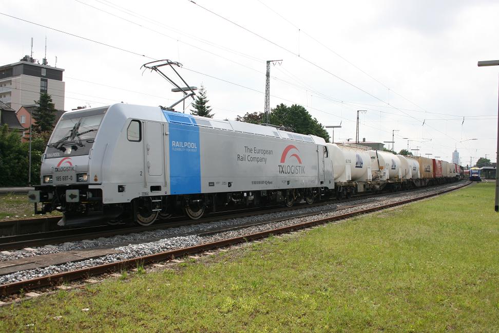 185 697 der TX Logistik mit KLV nach Norden in Augsburg-Oberhausen