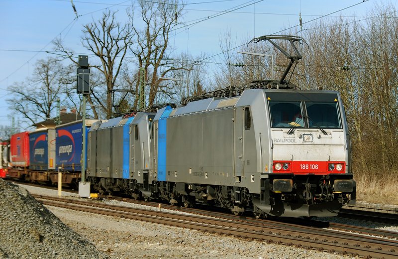 186 106-1 + 186 108-7, Railpool, aufgenommen am 27.02.10, bei der Durchfahrt durch A�ling, Strecke M�nchen-Rosenheim.