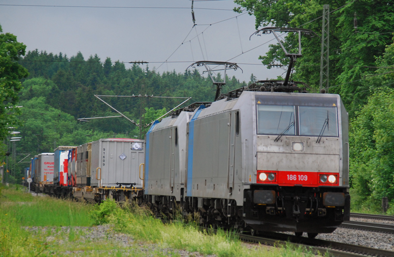 186 109 + 186 106, Railpool, aufgenommen bei der Durchfahrt durch A�ling, am 31.05.10.