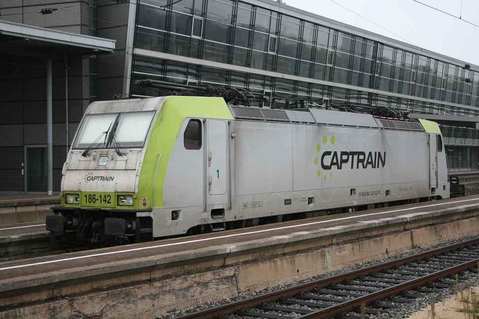 186 142 CAPTRAIN abgestellt in Augsburg HBF