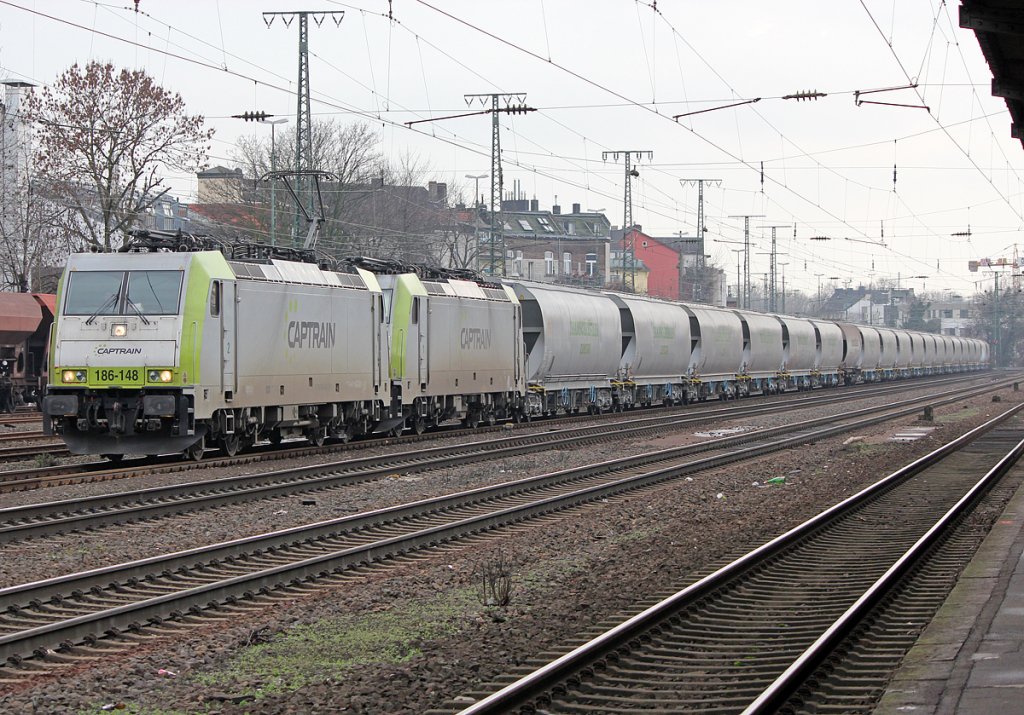 186 148 der Captrain mit Getreidezug in K�ln West am 12.02.2011