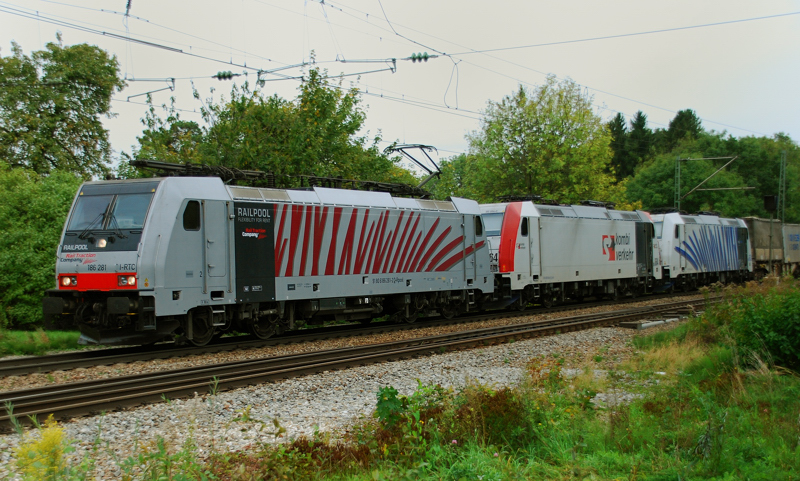 186 281-2 + 185 664-0 + 185 662-4, aufgenommen am 29.09.12, in A�ling.