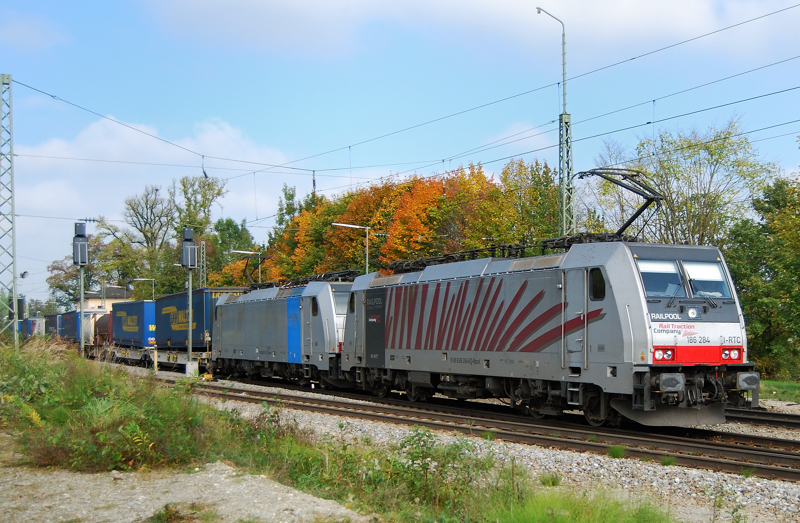 186 284-6 + 186 101-2, aufgenommen am 11.10.12, in A�ling.