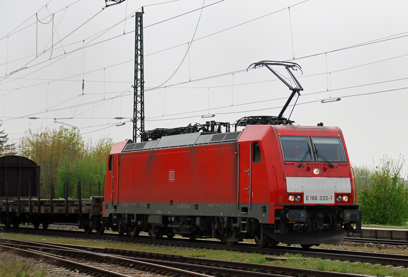 186 333-1, aufgenommen am 01.05.13, in Gersthofen.