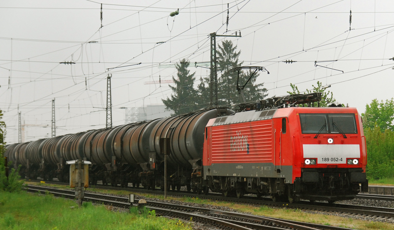 189 052-4, aufgenommen am 13.05.10, bei der Durchfahrt mit einem Kesselzug durch Gersthofen.