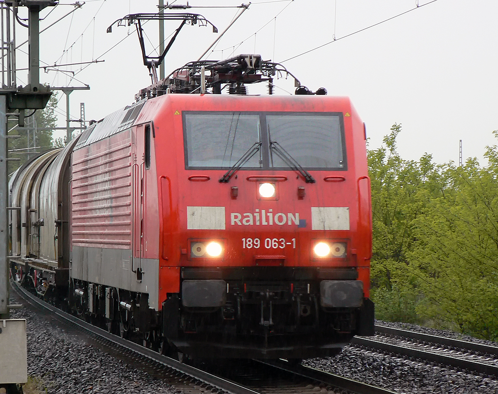 189 063-1 mit aufgeschaltetem Fernlicht in Porz Wahn am 06.05.2010