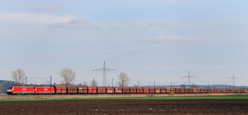 189 076-3 + 189 068-0, aufgenommen mit einem schweren Sch�ttgutwagenzug auf der Strecke Augsburg-Ulm, am 05.04.11.